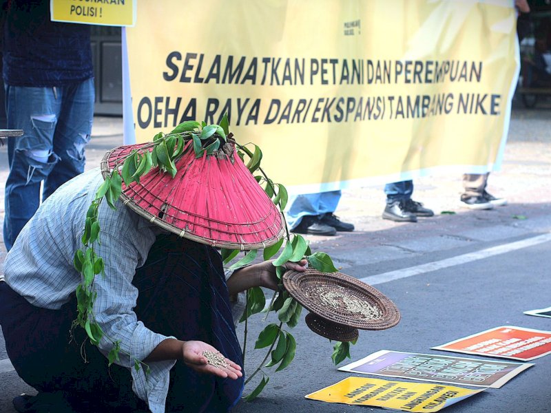Sejumlah aktivis lingkungan dari WALHI Sulawesi Selatan menggelar aksi langsung di depan Kantor PT. Vale Indonesia di Jalan Somba Opu Kota Makassar, Kamis (25/7/2024). @Jejakfakta/dok. Walhi Sulsel