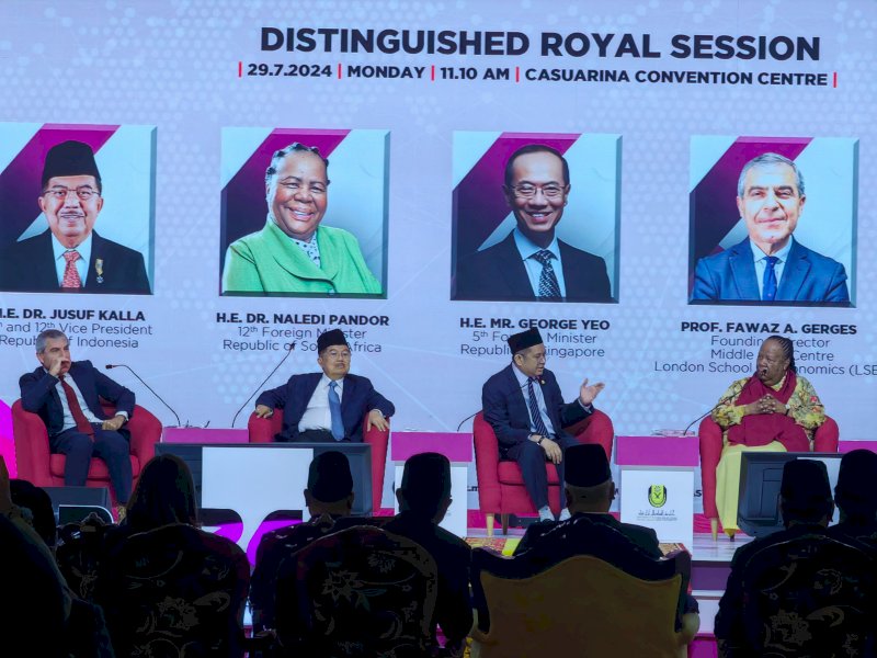 Tokoh perdamaian konflik Ambon dan Poso, Jusuf Kalla (JK) bersama sejumah tokoh dalam kegiatan 7 th World Conference on Islamic Thought and Civilization (WCIT 2024) yang diselenggarakan oleh Universiti Sultan Azlan Shah di Casuarina Convention Centre Perak, Malaysia, Senin (29/07/2024). @Jejakfakta/Media JK