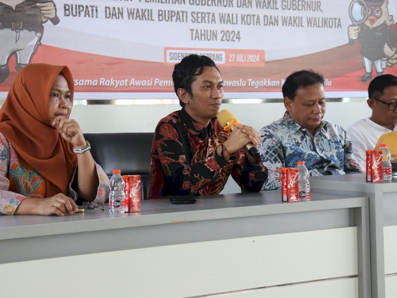 Anggota Bawaslu Sulsel, Abdul Malik dihadapan jajaran Panwascam se-Kabupaten Sidrap dalam Sosialisasi Pengawasan Pemilihan Serentak Tahun 2024 yang digelar Bawaslu Kab. Sidrap, Sabtu (27/07/24).  @Jejakfakta/dok. Humas Bawaslu