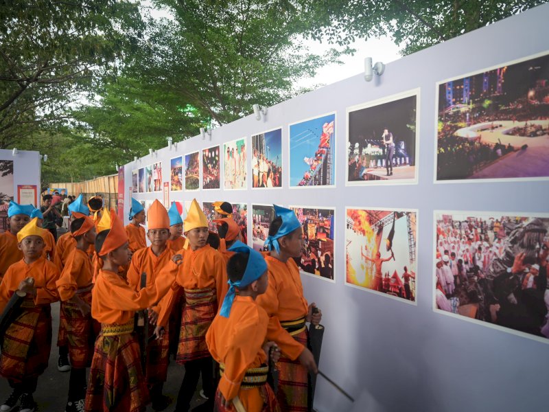 Pameran Foto F8 Makassar di Zona 2 pada hari terakhir diserbu oleh para pelajar Kota Makassar dari tingkat SD hingga SMP, Minggu (28/07/2024). @Jejakfakta/dok. Humas Pemkot Makassar