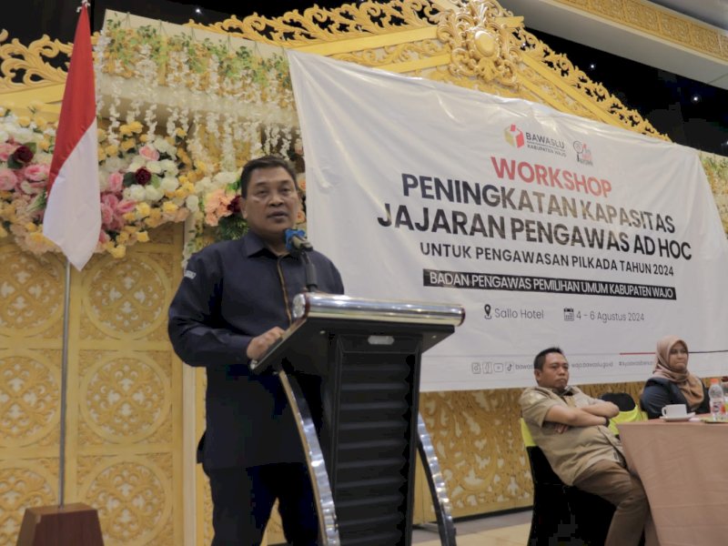 Samsuar Saleh, Koordinator Divisi SDM Bawaslu Provinsi Sulawesi Selatan, saat menghadiri Workshop peningkatan kapasitas bagi Pengawas Ad Hoc untuk Pilkada tahun 2024 di Kabupaten Wajo, Minggu (4/8/2024). @Jejakfakta/dok. Bawaslu