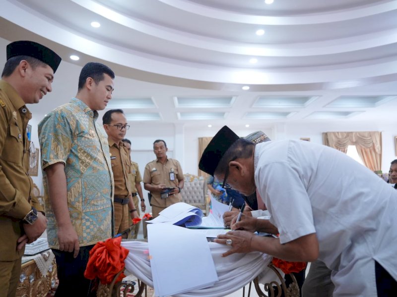Penandatanganan Naskah Perjanjian Hibah Daerah (NPHD) bantuan hibah Masjid, Mushala dan TPA tahun 2024, oleh pengurus masjid penerima bantuan, disaksikan Bupati Pangkep dan Kabag Kesra, dilaksanakan di aula rujab Bupati Pangkep, Selasa (6/8/2024). @Jejakfakta/dok. Humas Pemkab Pangkep