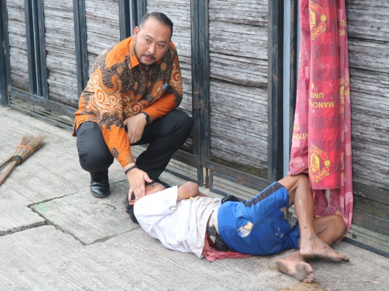 Kepala Dinsos Kota Makassar, Andi Pangeran mematau kondisi masyarakat di lapangan. @Jejakfakta/dok. Humas Pemkot Makassar