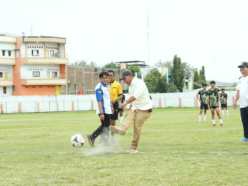 Bupati Bulukumba, Andi Muchtar Ali Yusuf, didampingi Wakil Bupati Andi Edy Manaf, resmi membuka turnamen sepak bola Bupati Cup III Bulukumba 2024 yang digelar di Stadion Mini Bulukumba, Senin (5/7/2024). @Jejakfakta/dok. Humas Pemkab Bulukumba 