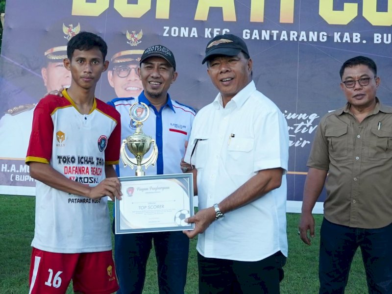 Bupati Bulukumba Andi Muchtar Ali Yusuf memberikan medali dan hadiah kepada pemenang Bupati Cup 3 Zona Kecamatan Gantarang, Jumat (2/8/2024). @Jejakfakta/dok. Humas Pemkab Bulukumba