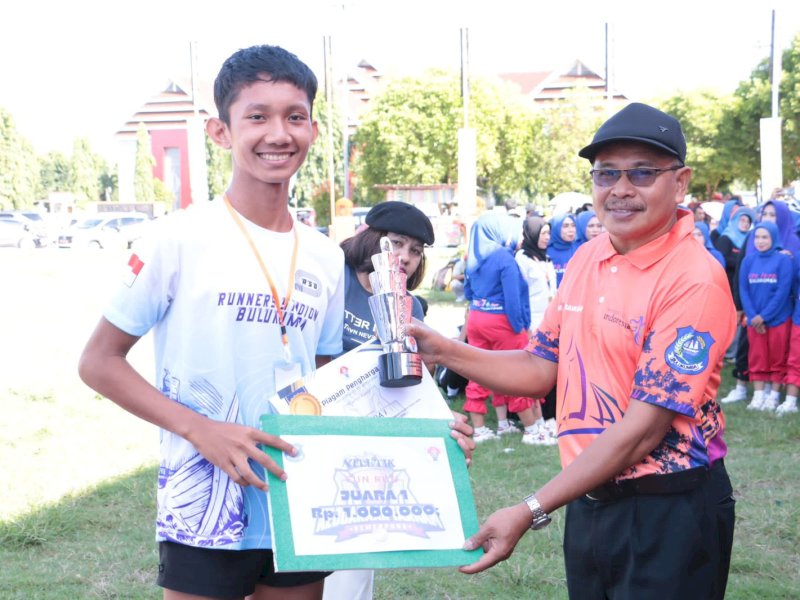 Sekretaris Daerah (Sekda) Bulukumba Muh Ali Saleng memberikan hadiah Runners di lapangan Pemuda, Rabu (31/7/2024). @Jejakfakta/dok. Humas Pemkab Bulukumba