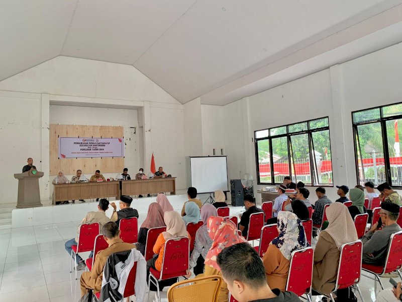 Ketua Bawaslu Maros, Sufirman  saat memberikan arahan dan sambutan pada Sosialisasi Pengawasan Partisipatif dalam Pemilihan Serentak Tahun 2024 di Aula Kantor Camat Bantimurung, Kabupaten Maros, Senin (5/8/2024). @Jejakfakta/dok. Bawaslu Maros