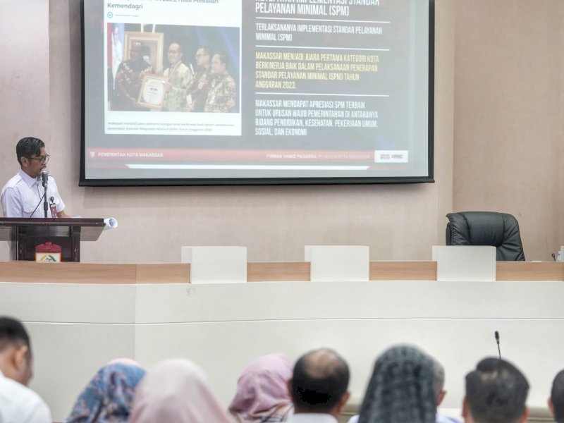 PJ Sekda Kota Makassar, Firman Hamid Pagarra memaparkan langsung program antikorupsi yang dimiliki Kota Makassar, di Ruang Sipakatau, Rabu (7/08/2024). @Jejakfakta/dok. Humas Pemkot Makassar