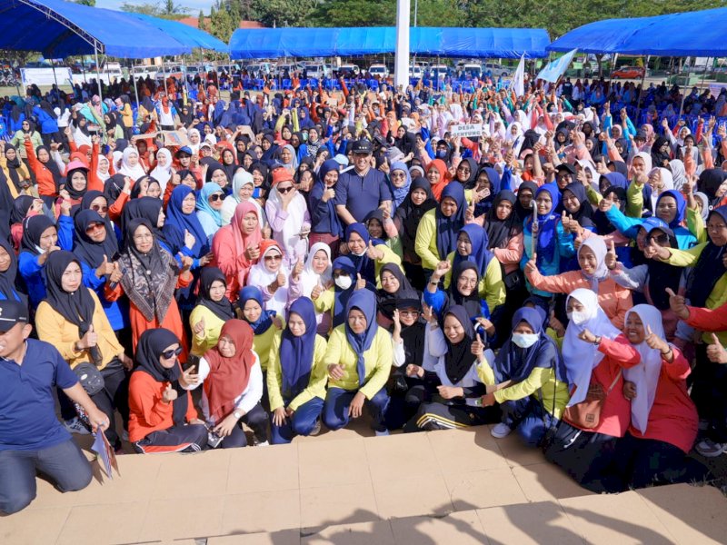 Sebanyak 786 Kader Posyandu ikuti jambore yang dilaksanakan oleh Dinas Kesehatan Kabupaten Pangkep yang dibuka Bupati Pangkep, Muhammad Yusran Lalogau (MYL), di lapangan alun-alun kecamatan Segeri, Rabu (7/8/2024). @Jejakfakta/dok. Humas Pemkab Pangkep