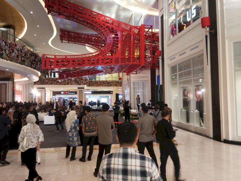 Pendiri CT Corp Chairul Tanjung saat pidato peresmian PLTS Atap Trans Studio Mall dan Penandatanganan Kerja Sama, di Atrium Paris Lobby TSM Makassar, Jl. Metro Tj. Bunga, Maccini Sombala, Kecamatan Tamalate, Kota Makassar, Sulawesi Selatan, Kamis (8/8/2024).