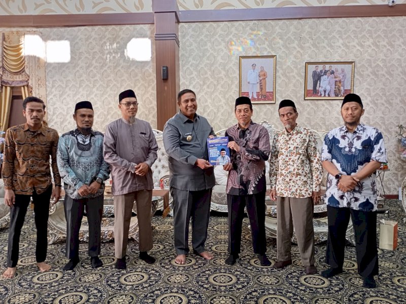 Bupati Maros menerima bingkisan dan juga majalah Pendidikan Wahdah edumagz, saat menerima kunjungan dari pengurus Wahdah Islamiyah di kediamannya di Rumah Jabatan Bupati Maros, Kamis (8/8/2024). @Jejakfakta/dok. Ist.