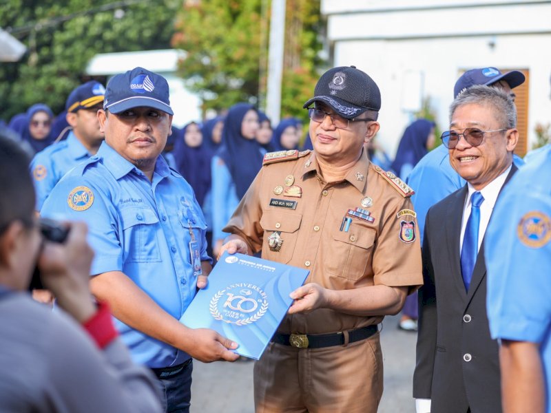 Direktur Utama Perumda Air Minum Makassar Beni Iskandar (jas hitam) dan Andi Muhammad Yasir seusai upacara peringatan ulang tahun 1 Abad PDAM Makassar di lapangan upacara kantor pusat Perumda Air Minum Makassar, Jalan Dr Sam Ratulangi No.15 Makassar, Kamis (8/8/2024).