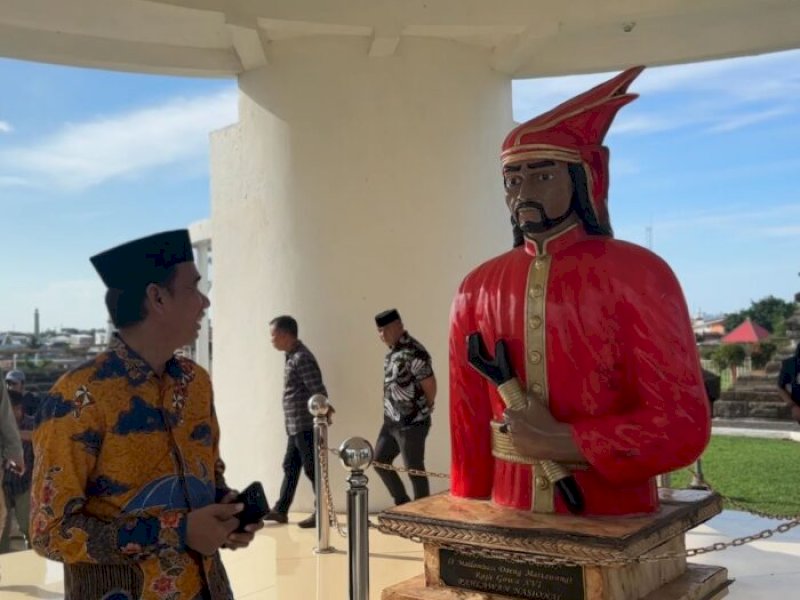 Ketua DPRD Makassar Rudianto Lallo (RL), Kamis (25/1/2024), ziarah di makam raja-raja Gowa yang berada dalam kompleks pemakaman di Kelurahan Katangka, Kecamatan Somba Opu, Kabupaten Gowa.