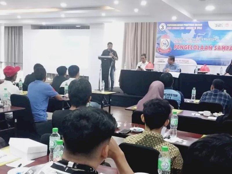 Legislator Demokrat DPRD Makassar Arifin Dg Kulle saat melakukan Fungsi Pengawasan dalam Rangka Penyeberluasan Peraturan Daerah (Perda) Nomor 4 tahun 2011 tentang Pengelolaan Sampah, di Hotel Royal Bay, Jl Sultan Hasanuddin, Kamis (25/1/2024).