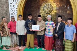 Sekwan DPRD Serahkan Dana Hibah Pemkot Makassar di Masjid Jannatul Firdaus Biring Romang