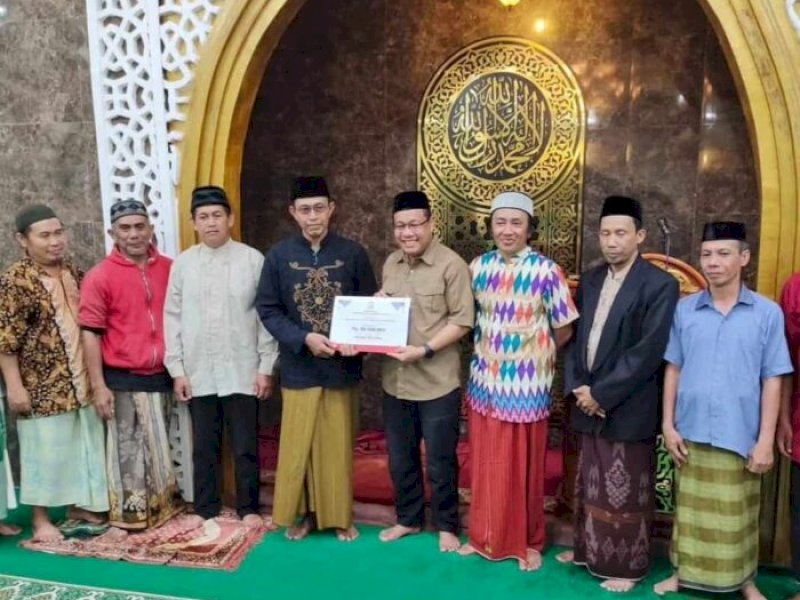 Sekretaris Dewan DPRD Kota Makassar menyerahkan hibah Pemerintah Kota Makassae dalam safari Ramadan 1445 Hijriah ke Masjid Jannatul Firdaus Biring Romang, Makassar, Jumat (22/3/2024).