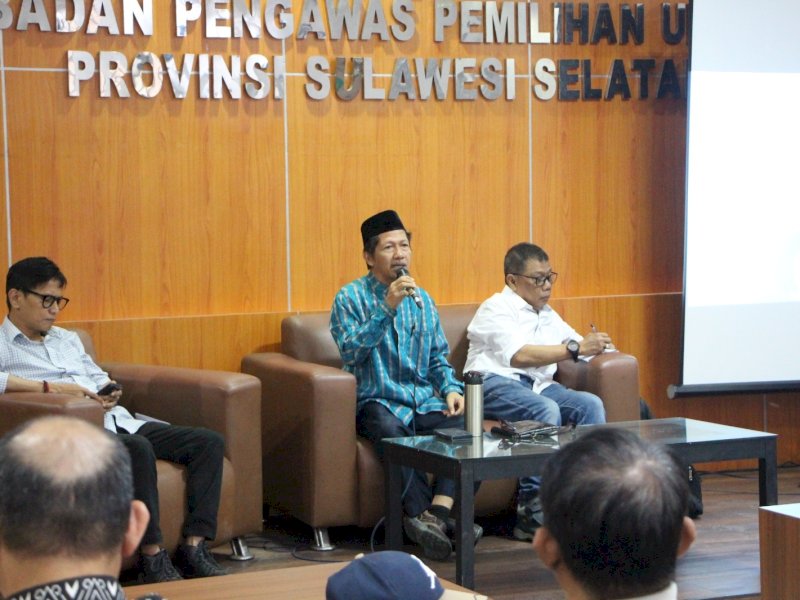 Bawaslu Sulawesi Selatan hadirkan puluhan pemantau dalam upaya memetakan potensi kerawanan yang mungkin terjadi pada Pilkada serentak 2024 mendatang, Selasa (13/8/2024). @Jejakfakta/dok. Tim Media Bawaslu Sulsel