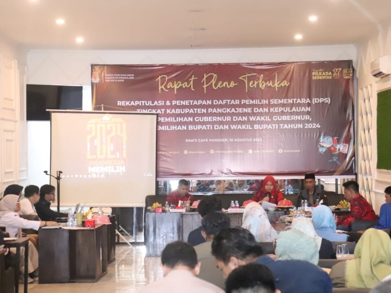 Rapat pleno terbuka rekapitulasi dan penetapan daftar pemilih sementara, tingkat Kabupaten Pangkajene dan Kepulauan yang digelar di Rans Caf&eacute;, Jl. Terminal Baru, Bungoro, Sabtu (10/08/2024). @Jejakfakta/dok. Humas Bawaslu Pangkep
