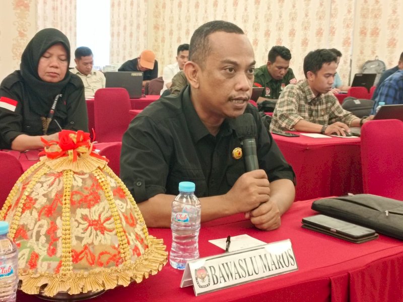 Ketua Bawaslu Kabupaten Maros Sufirman saat rapat pleno rekapitulasi Daftar Pemilih Hasil Pemutakhiran (DPHP) dan penetapan Daftar Pemilih Sementara (DPS) yang dilaksanakan Komisi Pemilihan Umum (KPU) Kabupaten Maros, di Hotel Grand Town Maros, Sabtu (10/8/2024). @Jejakfakta/dok. Humas Bawaslu Maros