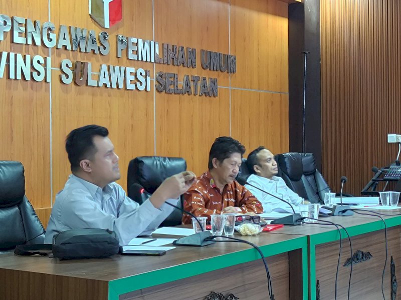 Koordinator Divisi Pencegahan dan Partisipasi Masyarakat Bawaslu Sulsel Saiful Jihad mendengarkan sejumlah catatan hasil pengawasan dari masing-masing Bawaslu kabupaten dan kota yang lebih dahulu telah melakukan Pleno di masing-masing wilayah,  , Rabu (14/8/2024). @Jejakfakta/dok. Bawaslu Sulsel