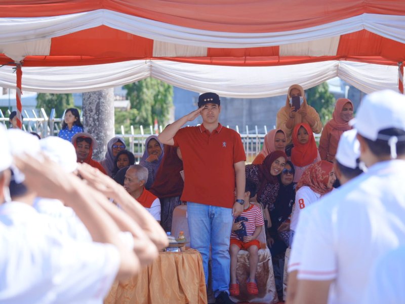 Bupati Pangkep, Muhammad Yusran Lalogau, saat menyambut peserta gerak jalan indah di rumah jabatan Bupati Pangkep, Rabu (14/8/2024). @Jejakfakta/dok. Humas Pemkab Pangkep