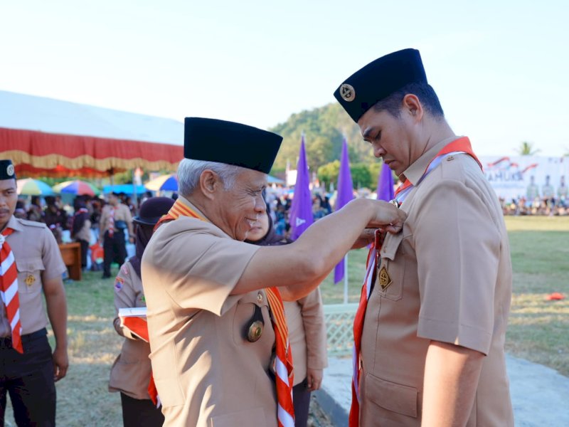 Bupati Pangkep MYL memproleh Pancawarsa pengabdian selama 10 tahun terhadap Pramuka oleh Kwarda Provinsi Sulawesi Selatan yang diserahkan melalui ketua Kwarcab Kabupaten Pangkep, Syahban Samanna di lapangan sepak bola, Desa Bowong Cindea, Kecamatan Bungoro, Rabu (14/8/2024). @Jejakfakta/dok. Humas Pemkab Pangkep