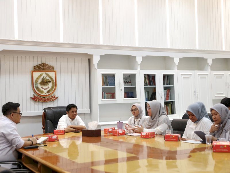 PJ Sekda Makassar, Firman Hamid Pagarra menerima audiensi dari PT Penjamin Infrastruktur Indonesia (PII) di ruang rapat sekda, Rabu (14/08/2024). @Jejakfakta/Humas Pemkot Makassar