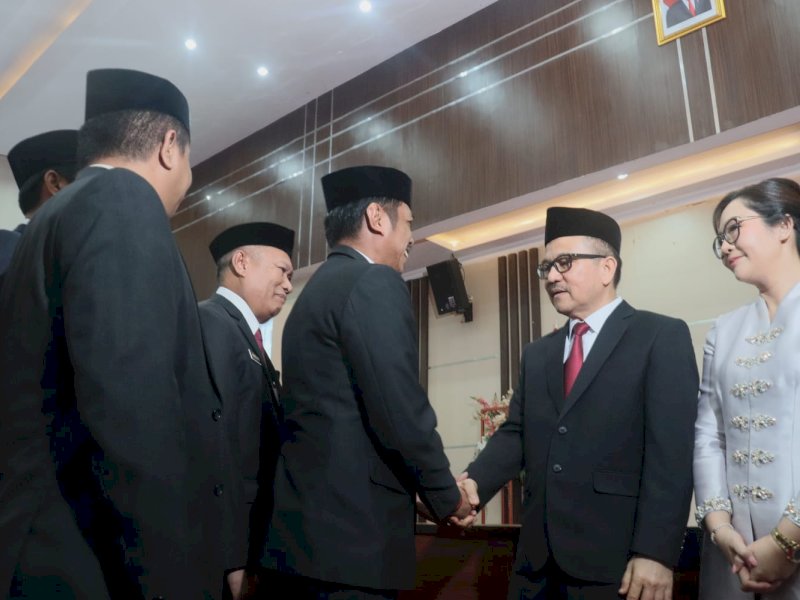 PJ Sekda Makassar, Firman Hamid Pagarra memberikan selamat kepada Sekretaris Daerah (Sekda) Kota Provinsi Sulawesi Selatan, Jufri Rahman yang dilaksanakan di Ruang Pola Pemprov Sulsel, Rabu (14/08/2024). @Jejakfakta/dok. Humas Pemkot Makassar