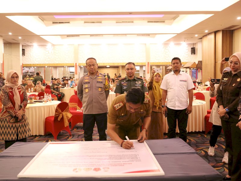 Pj Sekda Makassar, Firman Hamid Pagarra melakukan penandatanganan komitmen bersama yang disaksikan oleh pihak Kejari Makassar dan Bawaslu, di Horison Ultima, Senin (12/08/2024). @Jejakfakta/dok. Humas Pemkot Makassar