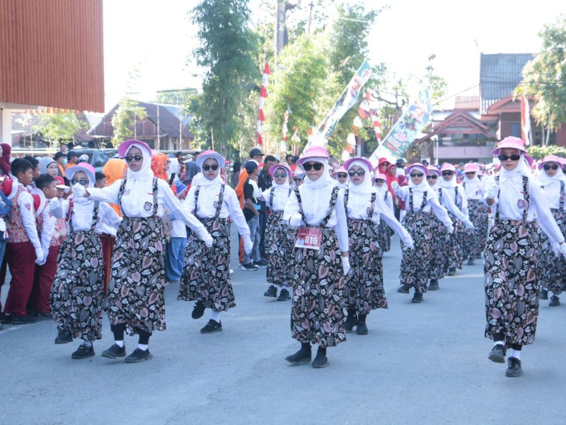 Ratusan peserta Gerak Jalan Indah memeriahkan Hari Ulang Tahun Kemerdekaan Republik Indonesia ke 79 tahun di Kabupaten Bulukumba, Kamis (15/8/2024). @Jejakfakta/dok. Humas Pemkab Bulukumba