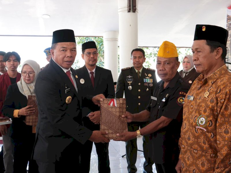 Bupati Bulukumba Andi Muchtar Ali Yusuf menyerahkan bingkisan secara simbolis anggota Veteran, Purnawirawan, Wredatana, Warakauri dalam rangka menyambut Hari Ulang Tahun Kemerdekaan Republik Indonesia yang ke-79 tahun 2024, di Pendopo Rujab Bupati Bulukumba, Kamis (15/8/2024). @Jejakfakta/dok. Humas Pemkab Bulukumba