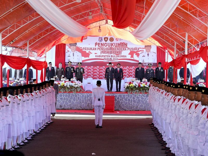 Bupati Bulukumba Andi Muchtar Ali Yusuf mengukuhkan 72 Pasukan Pengibar Bendera Duplikat Pusaka (Paskibraka) di halaman rumah jabatan (Rujab) Bupati Bulukumba, Kamis (15/8/2024). @Jejakfakta/dok. Humas Pemkab Bulukumba