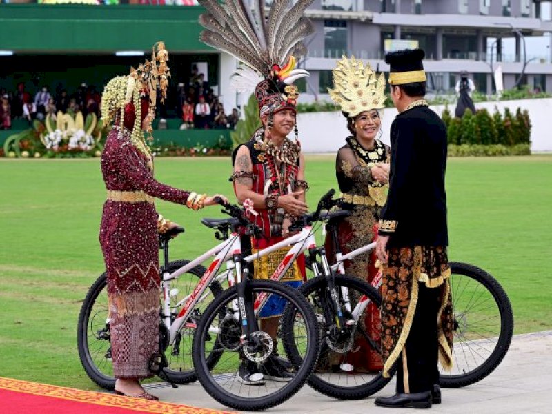 Tamu undangan mendapatkan hadiah sepeda dari Presiden Jokowi saat menghadiri Upacara Peringatan Detik-Detik Proklamasi dalam rangka Hari Ulang Tahun ke-79 Kemerdekaan Republik Indonesia yang dilaksanakan di halaman Istana Negara, Ibu Kota Nusantara, pada Sabtu (17/08/2024). (Foto: BPMI Setpres)