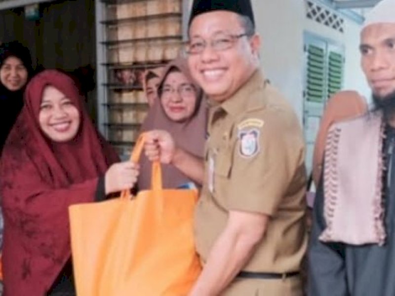 Sekwan DPRD Kota Makassar H Dahyal menyalurkan hibah Pemkot Makassar usai mengikuti Program Pemkot Mengaji di Masjid Al Musyawarah Sekretariat DPRD Kota Makassar, Jl Pettarani, Makassar, 11 April 2024.