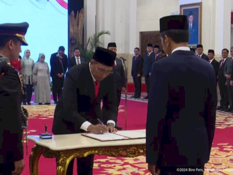 Presiden RI Joko Widodo (Jokowi) didampingi Wakil Presiden (Wapres) Ma&rsquo;ruf Amin melantik tiga orang Kepala Lembaga Pemerintah, di Istana Negara, Jakarta, Senin (19/08/2024) pagi. (YouTube BPMI Setpres)