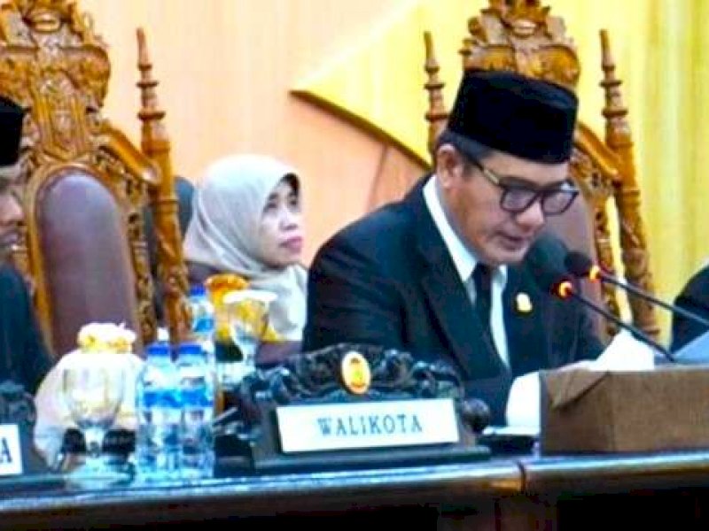 Pemerintah Kota Makassar, melalui Pj Sekda Makassar Firman Hamid Pagarra (kiri), menyampaikan Laporan Keterangan Pertanggungjawaban (LKPJ) APBD Tahun 2023 dalam rapat paripurna, di Ruang Rapat Paripurna DPRD Kota Makassar, Jl AP Pettarani, Makassar.