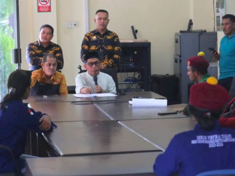 Anggota DPRD Kota Makassar Muchlis A Misbah menerima aspirasi Perhimpunan Mahasiswa Katolik Republik Indonesia cabang Sancus Albertus Magnus di Ruang Aspirasi Gedung DPRD Kota Makassar, Jl AP Pettarani, Makassar, Kamis (4/4/2024).