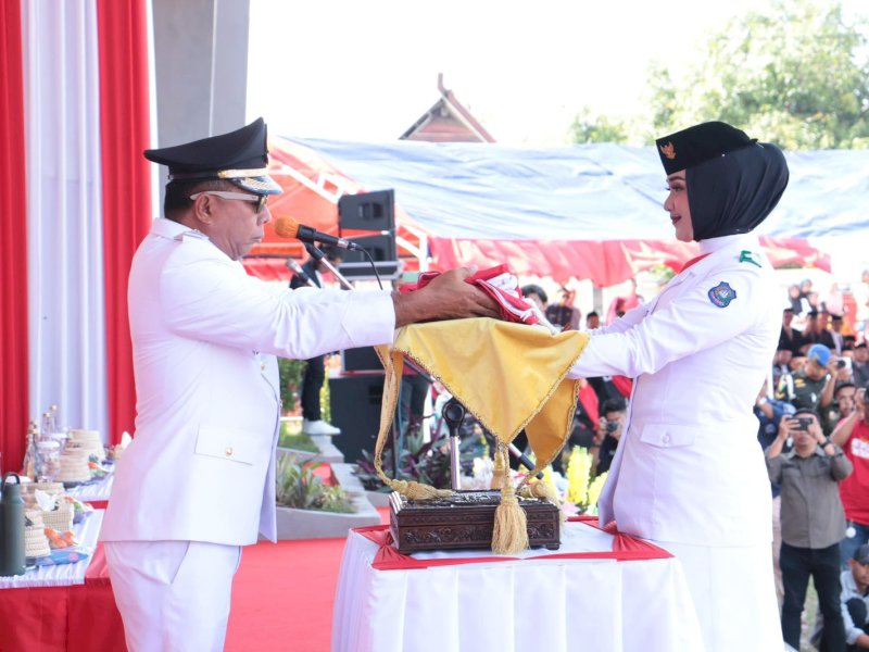 Nurul Alika Putri dari SMA Negeri 1 Bulukumba, pembawa baki atau yang menerima bendera merah putih dari Bupati Bulukumba Andi Muchtar Ali Yusuf pada Upacara Peringatan HUT RI ke 79 tingkat Kabupaten Bulukumba dilaksanakan di Lapangan Pemuda, Sabtu (17/8/2024). @Jejakfakta/dok. Humas Pemkab Bulukumba
