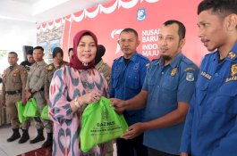 Jumat Berkah, Ratusan Personil Satpol dan Damkar Terima Bahan Pokok