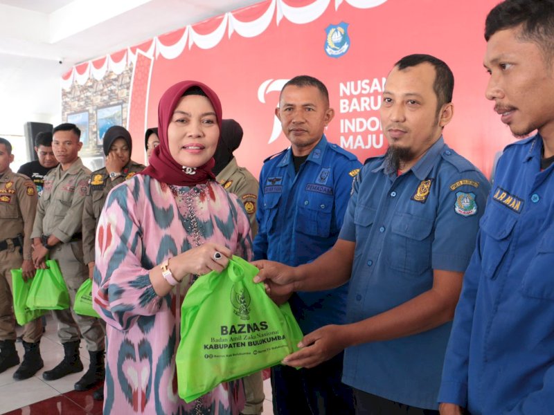 Ketua Tim Penggerak PKK Kabupaten Bulukumba Andi Herfida Muchtar membagikan bingkisan berupa bahan pokok kepada personil Satpol dan Damkar yang non ASN di Pendopo Rujab Bupati Bulukumba, Jumat (16/8/2024). @Jejakfakta/dok. Humas Pemkab Bulukumba