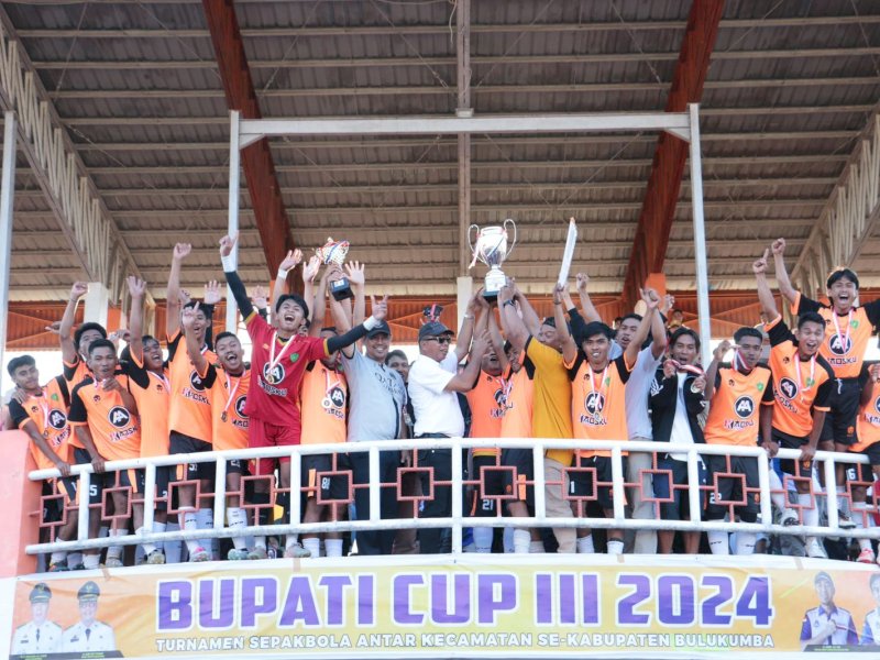Tim Kecamatan Rilau Ale berhasil menjadi Juara I turnamen Sepak Bola Bupati Cup III menaklukkan tim Bulukumpa dengan skor tipis 1-0 di final yang berlangsung sengit, di Stadion Mini Bulukumba, Kamis (15/8/2024). @Jejakfakta/dok. Humas Pemkab Bulukumba