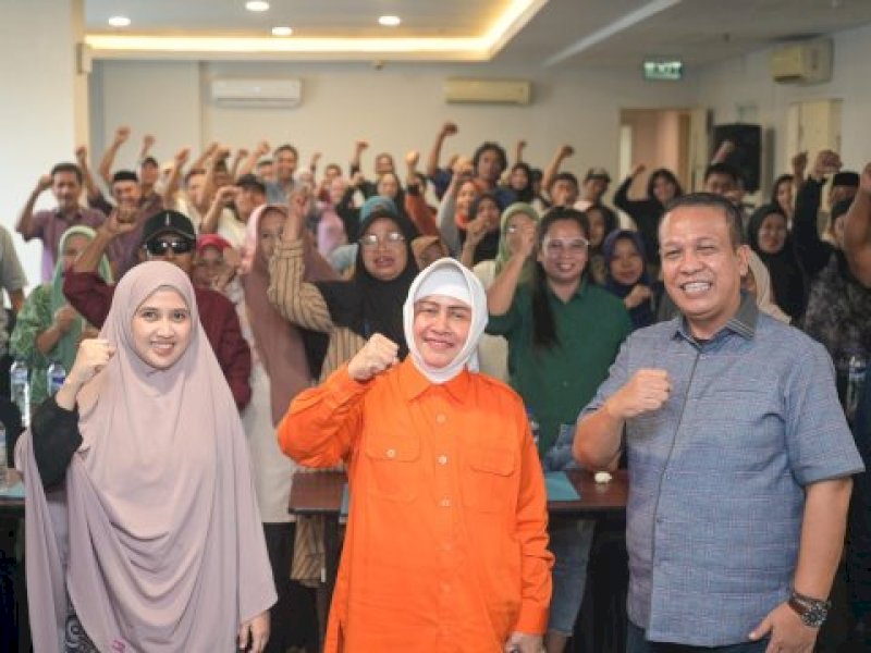 Ketua TP PKK Kota Makassar Indira Yusuf Ismail (baju oranye) saat Sosialisasi Peraturan Daerah Kota Makassar tentang Pendidikan Baca Tulis Al-Quran, di Hotel Wizh Prime Hasanuddin, Kamis (23/05/2024).