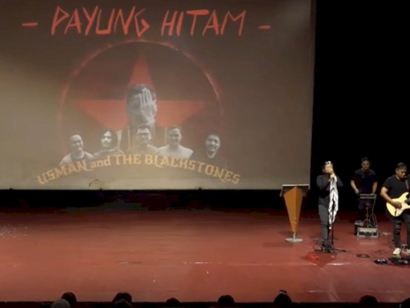 - Aktivis Hak Asasi Manusia (HAM) Usman Hamid gelar konser music pada peringatan ulang tahun Aliansi Jurnalis Independen (AJI) ke-30 di Gedung Usmar Ismail, Jakarta, Jumat (9/8/2024). @Jejakfakta/dok. Ist.