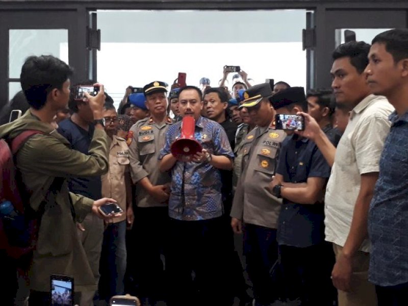 Puluhan warga Ujung Tanah bersama dengan beberapa mahasiswa yang tergabung dalam Aliansi Masyarakat Ujung Tanah Bersatu menggencarkan aksi protes di Kantor Balai Kota Makassar, Kamis (6/6/2024). Aksi berlangsung semenjak massa aksi tiba di depan Balai Kota pada pukul 13.46 WITA. Dengan membentangkan spanduk-spanduk tuntutan, beberapa massa secara bergantian melayangkan orasi, menuntut pihak walikota untuk membatalkan rencana penggusuran di Ujung Tanah.