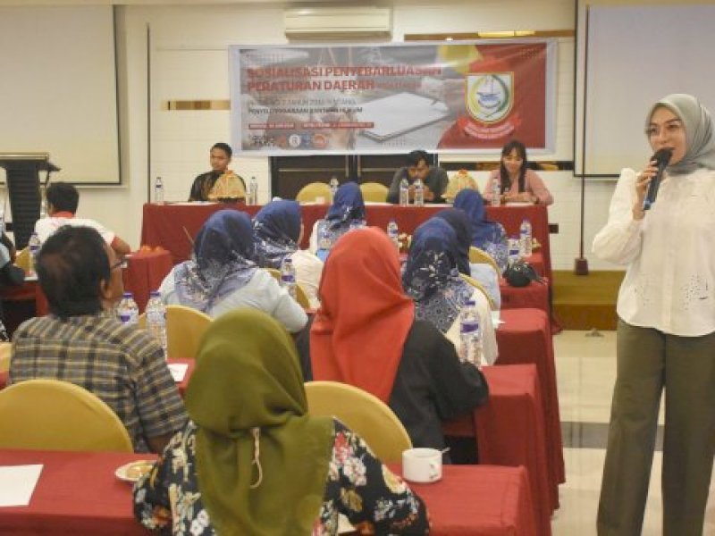 Anggota DPRD Makassar Budi Hastuti saat menggelar Sosialisasi Penyebarluasan Peraturan Daerah (Perda) Nomor 7 Tahun 2015 tentang Penyelenggaraan Bantuan Hukum, di Hotel Favor, Jl Lasinrang, Minggu (30/6/2023). (Foto: Humas Sekretariat DPRD Makassar)