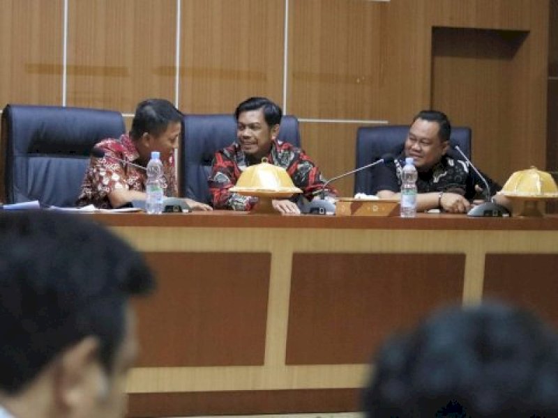 Pj Sekda Makassar Firman Hamid Pagarra (tengah) saat membuka secara resmi kegiatan rapat Forum Penataan Ruang (FPR) terkait penyusunan rencana tata ruang wilayah (RTRW) Kota Makassar. (dok.Humas Pemkot Makassar).