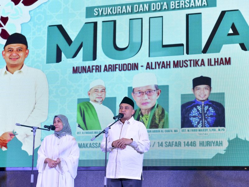 Bakal Calon Wali Kota dan Wakil Wali Kota Makassar, Munafri Arifuddin-Aliyah Mustika Ilham atau Appi-Aliyah, memperkenalkan tagline 'MULIA' di sela pelaksanaan syukuran, zikir, dan doa bersama di Hotel Novotel Makassar, Senin (19/8/2024) malam. @Jejakfakta/Reza Arifuddin
