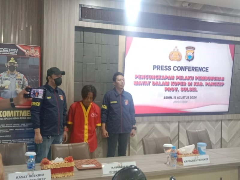 Andi Rumbayan (37), tersangka pembunuhan terhadap wanita lalu jasadnya dimasukkan dalam sebuah koper merah saat diintrogasi polisi di Aula Mapolda, Jalan Perintis Kemerdekaan, Kota Makassar, Sulsel, Senin (19/8/2024). @Jejakfakta/Samsir