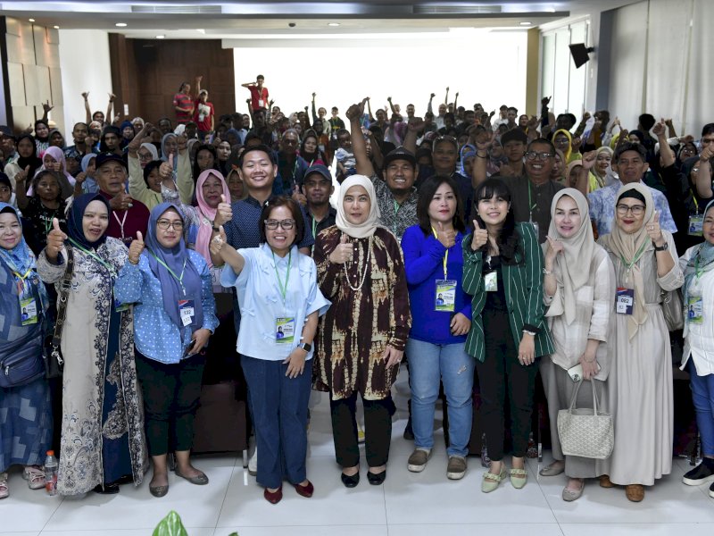 Anggota Komisi IX DPR RI, Aliyah Mustika Ilham sosialisasi kepesertaan BPJS Ketenagakerjaan di Hotel Grand Maleo Kota Makassar, Rabu (21/8/2024). @Jejakfakta/Reza Arifuddin