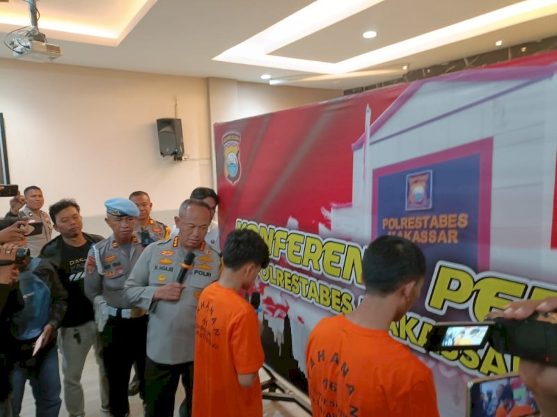 Dua terduga pelaku aksi penganiayaan terhadap tiga mahasiswa LP3I di sekitar Tanjung Bunga Kecamatan Mariso, Kota Makassar ditangkap polisi, Rabu (21/8/2024). @Jejakfakta/Samsir